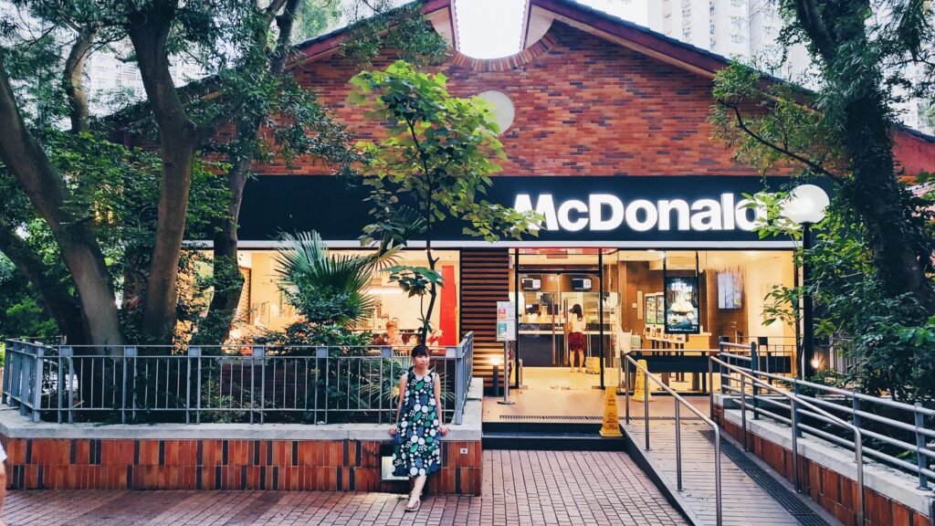 配合屋邨商場的紅磚牆,連麥當勞也變得古典優雅起來。