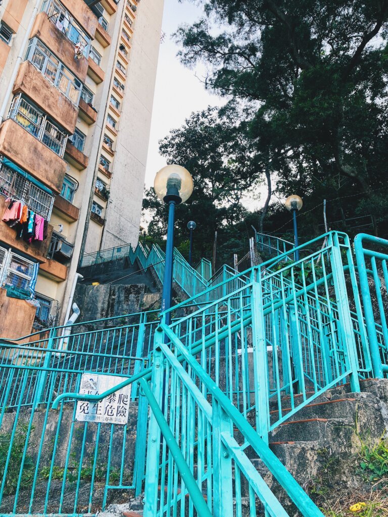 柴灣興民邨依山而建,故此屋邨內亦有很多樓梯方便街坊出入。