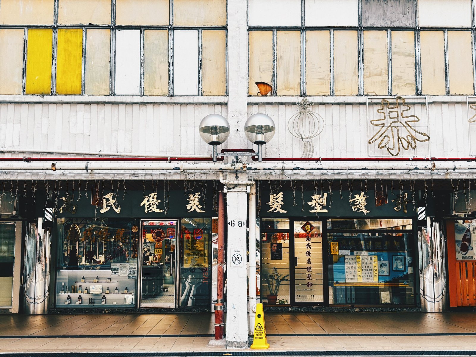 屋邨內不設商場,只有商店。