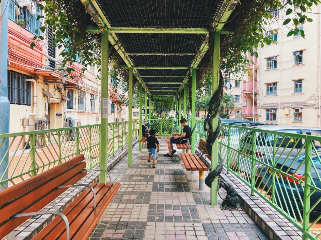 模範邨內少有的花園。