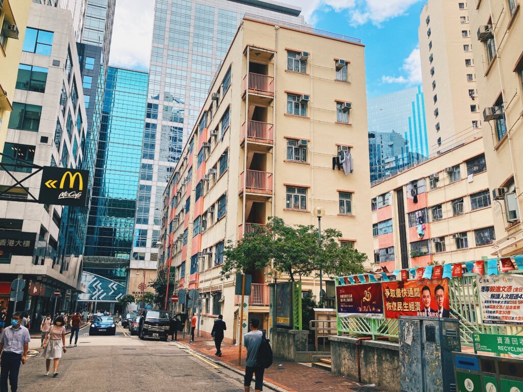 這個由港鐵鰂魚涌站C出口方向拍攝的模範邨,就是陪伴了我5年多的上班生涯。