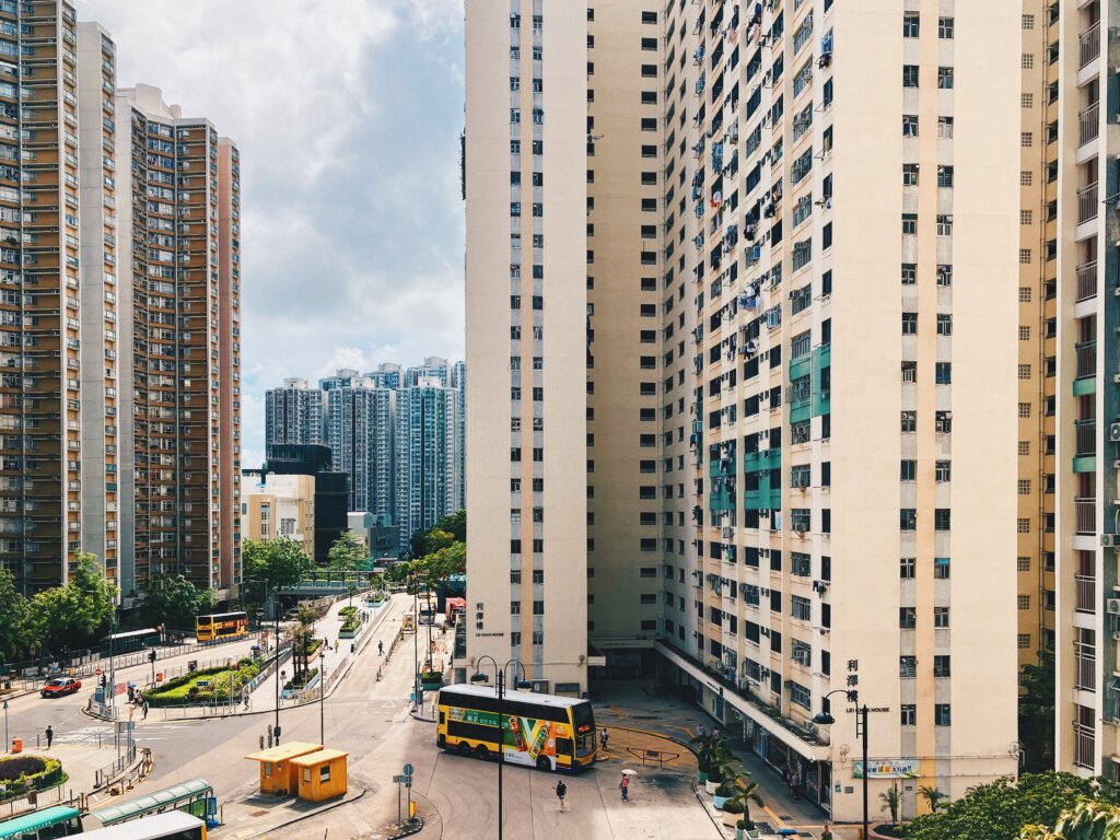 從停車場第二高的樓層俯瞰的鴨脷洲邨景致。