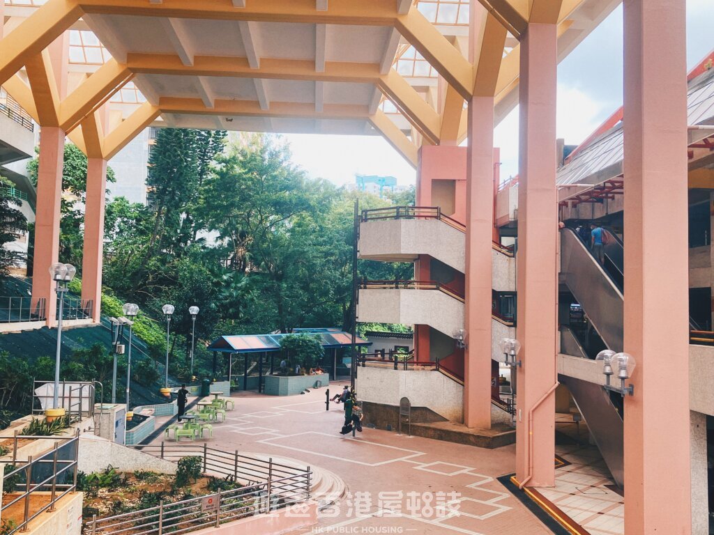 不難發現樂華邨主要以蝦肉淺粉紅與淺黃作為設計主色。