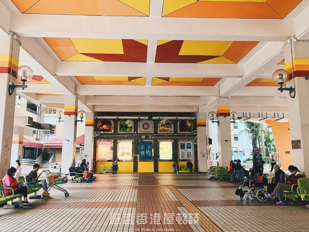 個人很喜歡這個天花板設計,很有特色而且視覺效果突出。 個人很喜歡這個天花板設計,很有特色而且視覺效果突出。