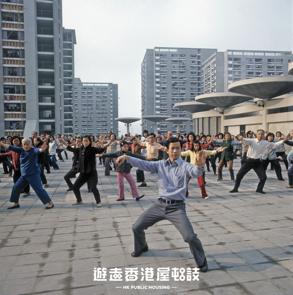 愛民邨街坊在平台耍太極。相片來源:《香港年報》,1977年。