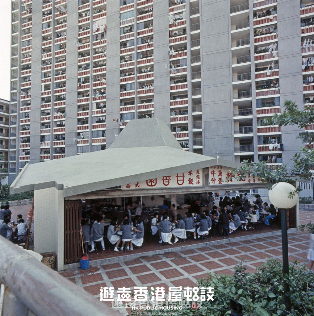 開邨不久的愛民邨冬菇亭模樣。圖片來源:《香港年報》,1976。