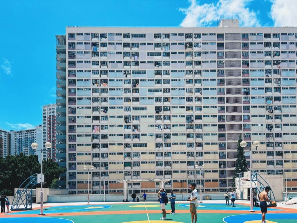 彩虹邨外牆彩虹色建築與停車場天台一景，攝於中午時分