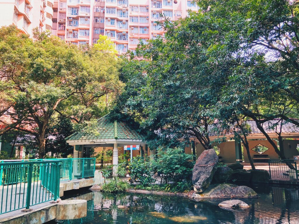 其實位於赤柱的馬坑邨，中式庭園設計貫穿整條屋邨，也相當有心思，算是南區的滄海遺珠。