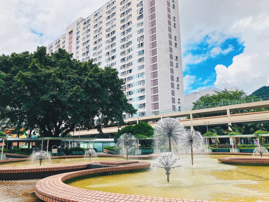 喜歡瀝源邨多多少少是情意結，尤其想起它的水池，就想起昔日回家必經之路的情景。