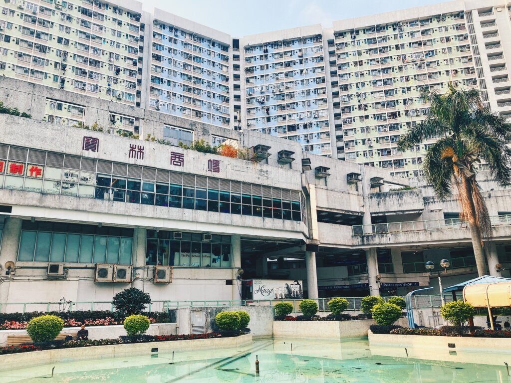 要選西貢區最有特色的屋邨，翠林邨和寶林邨肯定有份。（但寶林邨的水池我發現水池開放時間是不定期的）