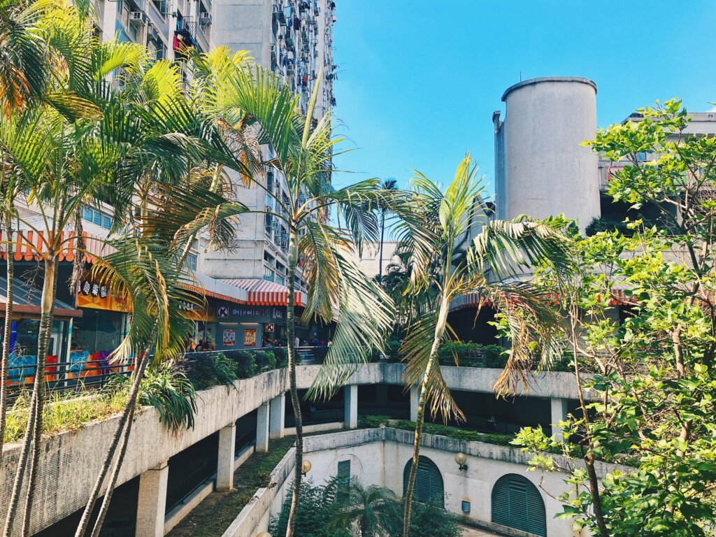 畢竟是元朗較為早期落成的屋邨，朗屏邨本身設計也很有特色，就是保養做得比較差點。