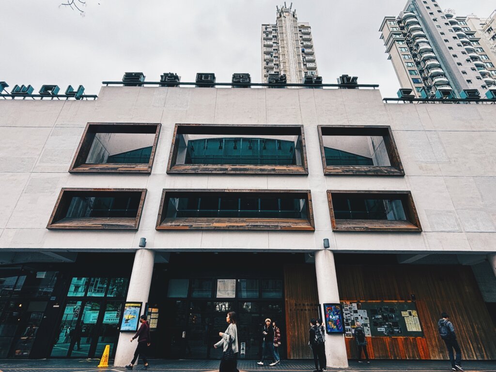 可能是油尖旺屋邨最有特色的部分：全港唯一一間仍在運作的屋邨戲院，其實就是在駿發花園的百老匯電影中心。（註：駿發花園共有五座，其中第五座其實仍是出租屋邨呢。）