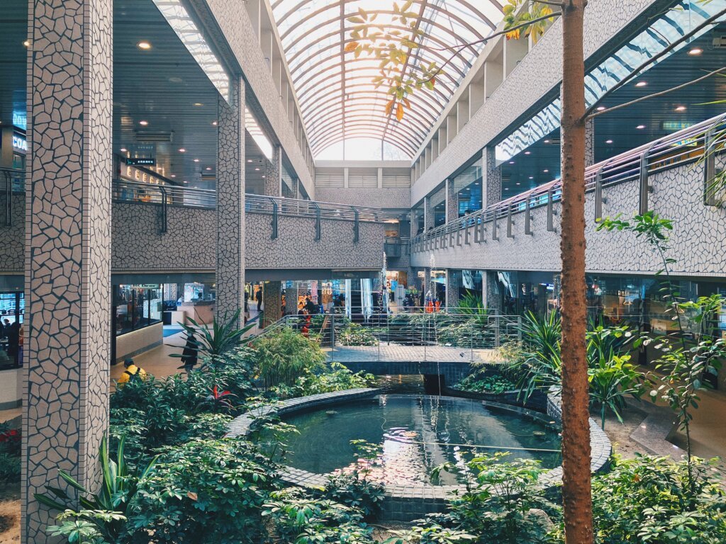 真的很難選擇喜歡的沙田屋邨.....但新翠邨的商場實在太有特色，個人也很喜歡。