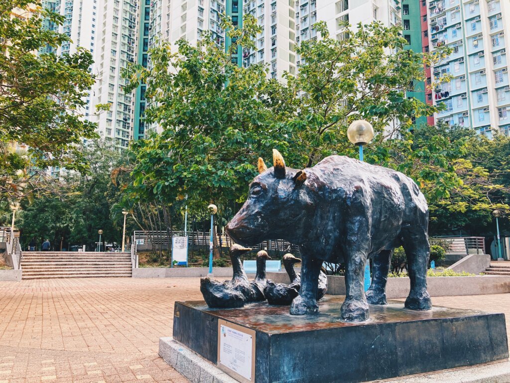 沒錯我就是在東涌逸東邨長大，這個地方給我的感受.....五味雜陳。原因可看看我寫有關逸東邨的舊文章。