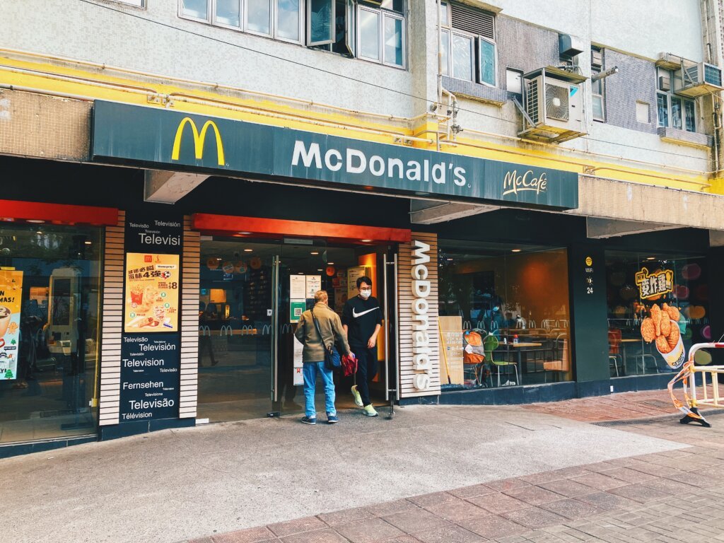當然今日的麥當勞,再也不是我昔日熟悉的那個模樣了。 當然今日的麥當勞,再也不是我昔日熟悉的那個模樣了。