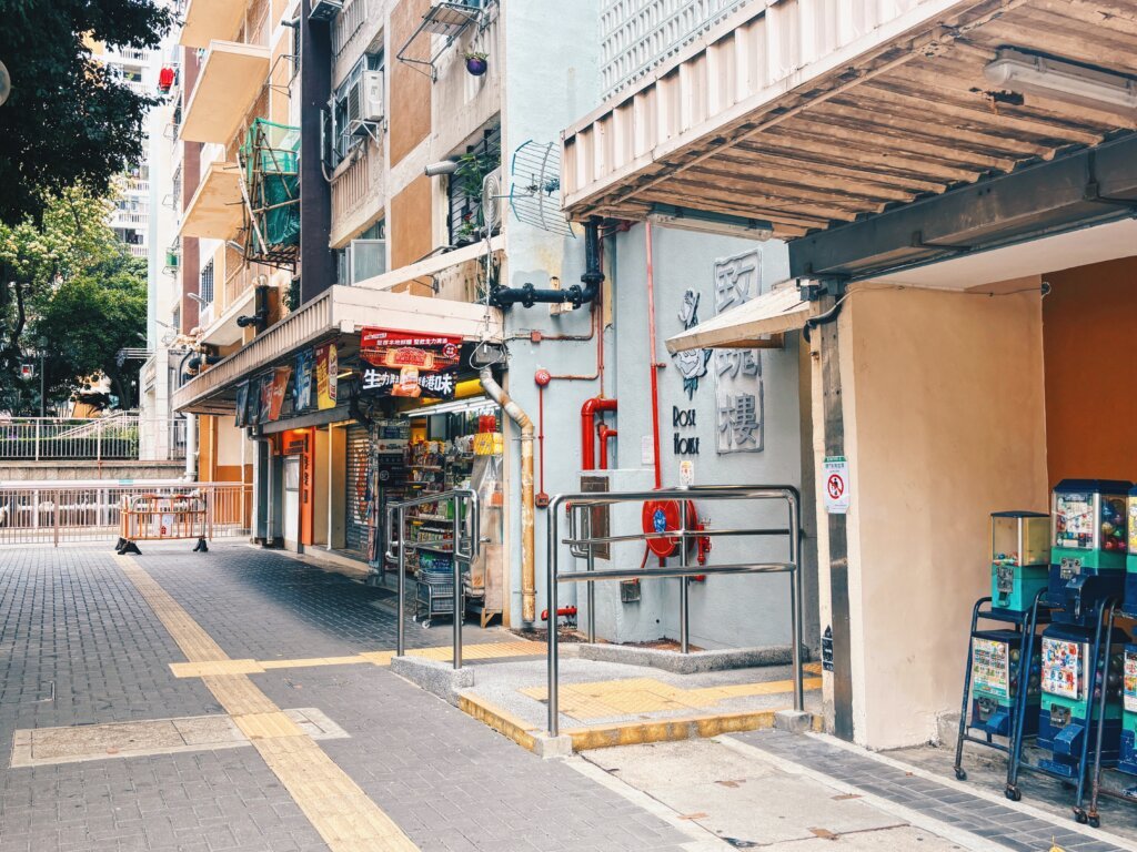 隱約看到「玫瑰樓」(Rose House)的名字。