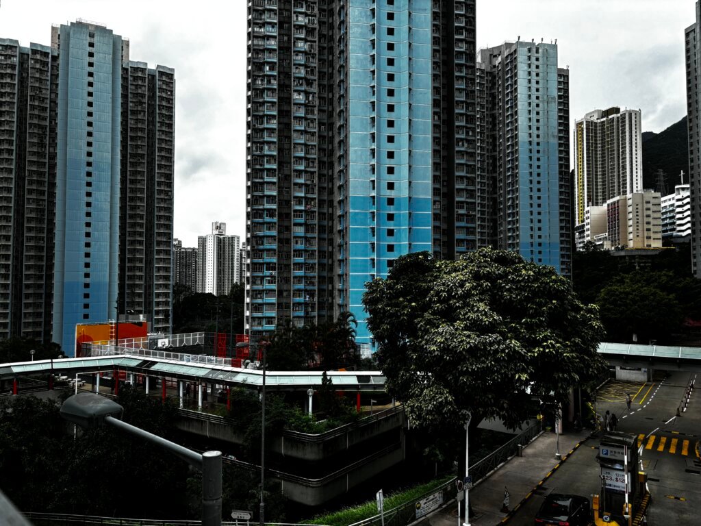 同樣是黃大仙區，但慈雲山現有屋邨就顯得相當沒有記憶點，幾條屋邨除了大廈外牆顏色有點分別，實在想不到保們有何特色了。