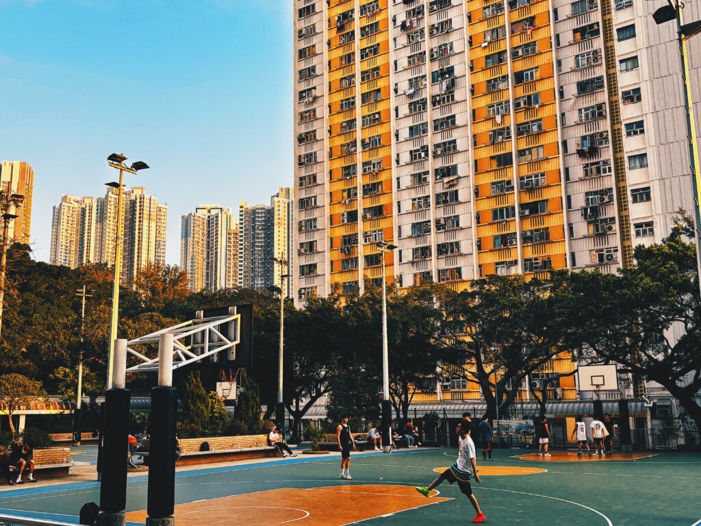 坪石邨是個人好感度頗高的一條屋邨，雖然跟彩虹邨只是一條大型馬路之隔，但氣氛已經很不一樣。