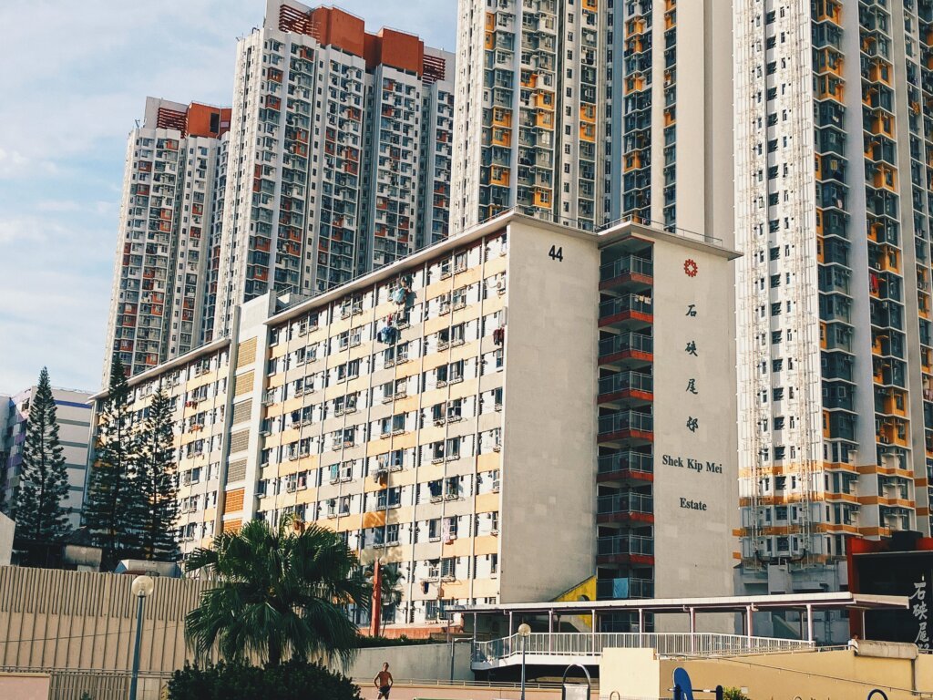 沒錯，石硤尾邨就是常常出現以下情況：舊時落成的大廈背後，就是樓層高得多並且新淨的多的大廈。這種莫名的違和感和不協調，就是人在石硤尾邨內最大感受部分。