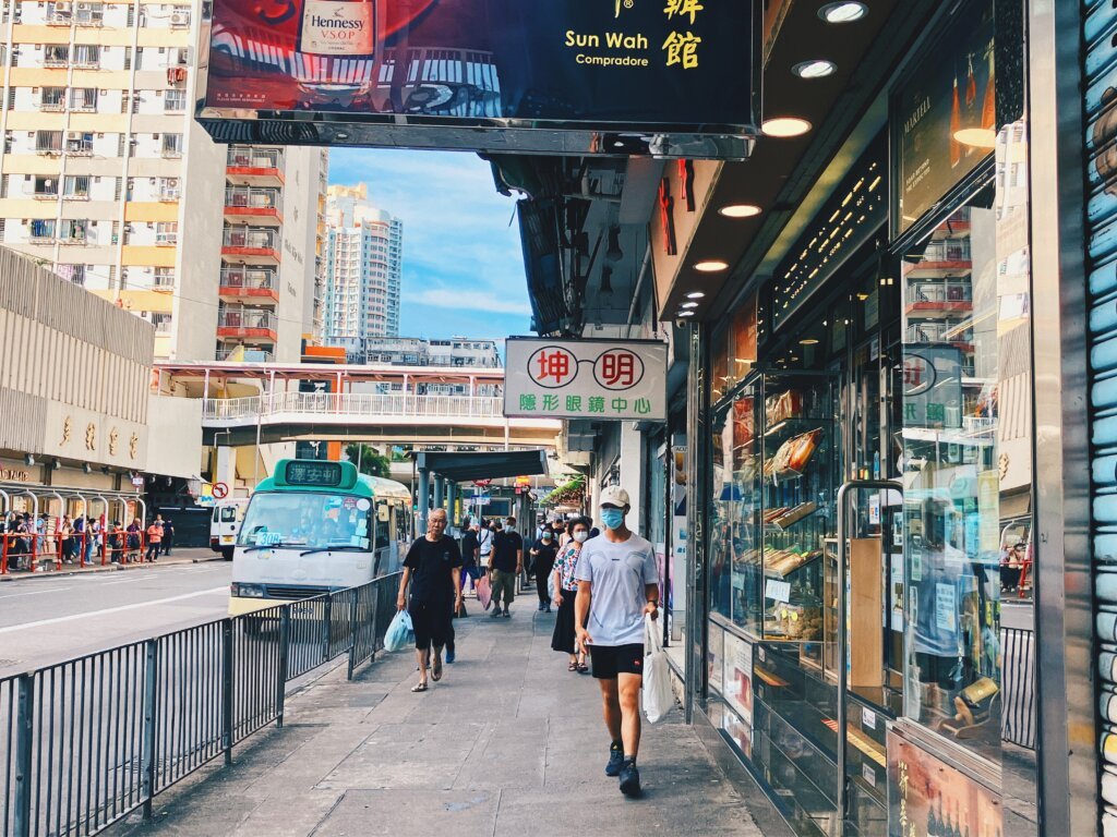 石硤尾商場外就是一排排民生店舖。