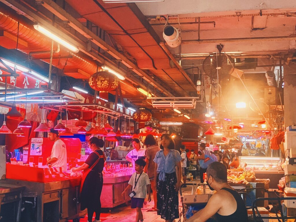 明白為何我說石硤尾商場，裡面實際是街市了吧？