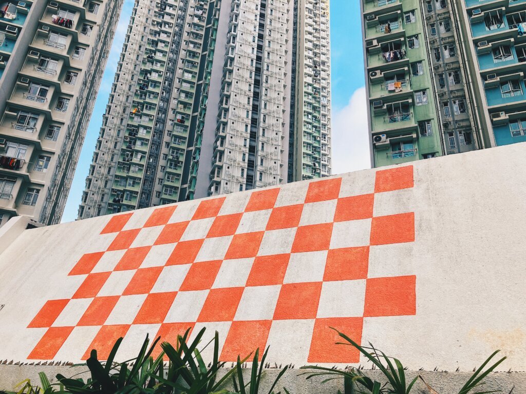 啟晴邨，以及屋邨內仍有保留舊啟德機場年代的「格仔山」。