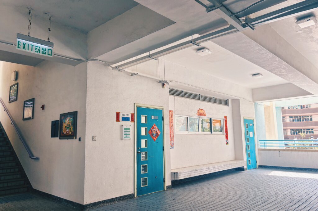 當年上課的課室之一，只記得預科修讀文科時期，課室正是在這個方位，但實在忘記了是哪個樓層了。