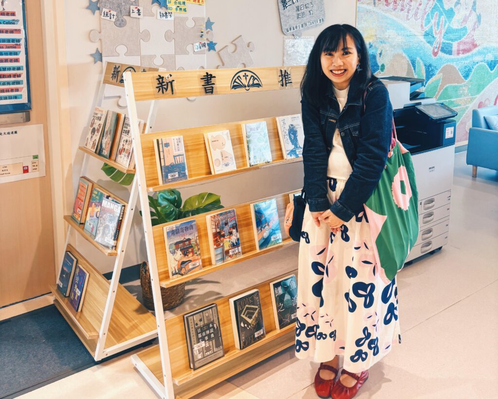 校內圖書館留影。