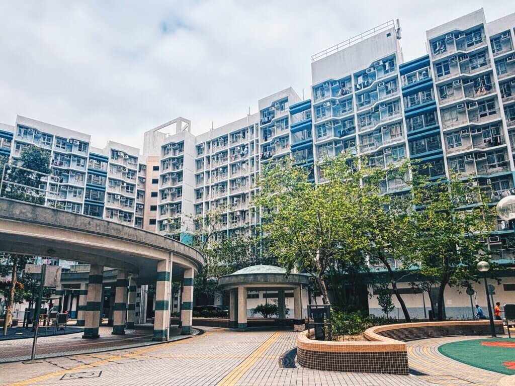 今日大家看到的黃大仙上邨,已不再是昔日廉租屋年代的屋邨模樣了。